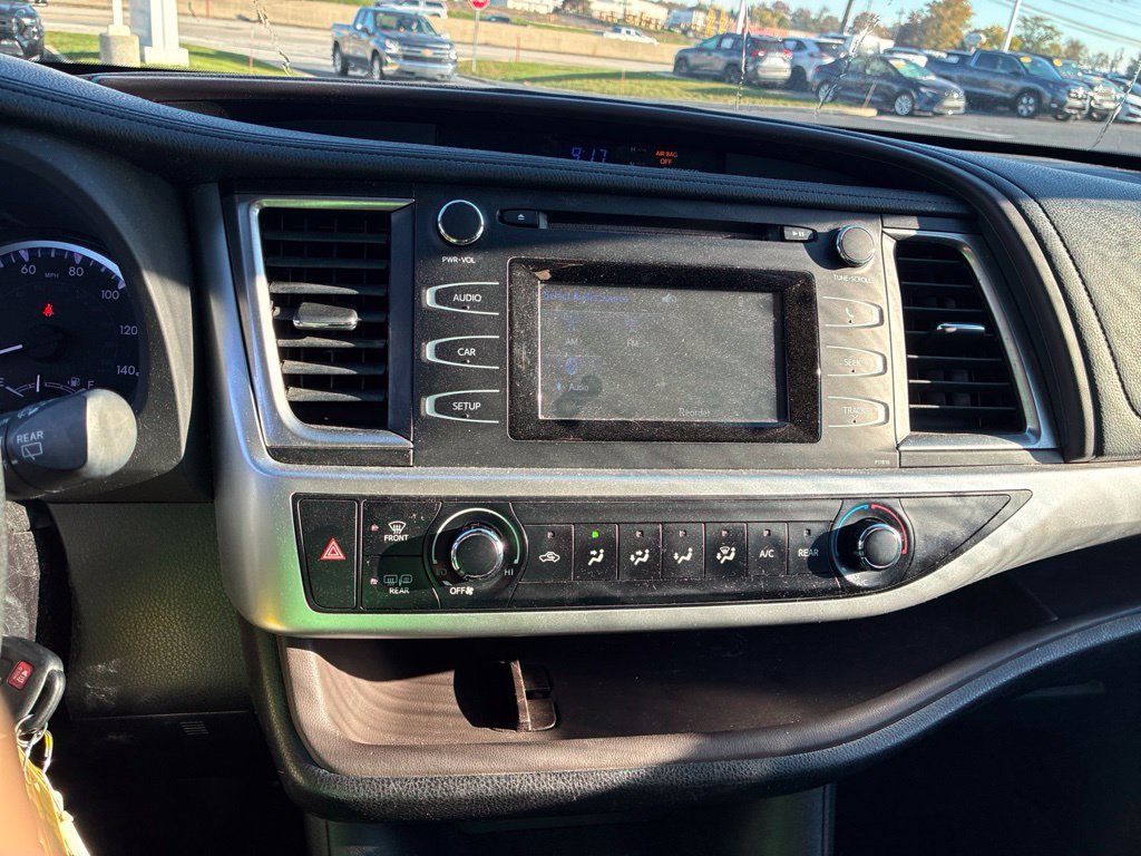 Used 2019 Toyota Highlander LE AWD/4WD image 37