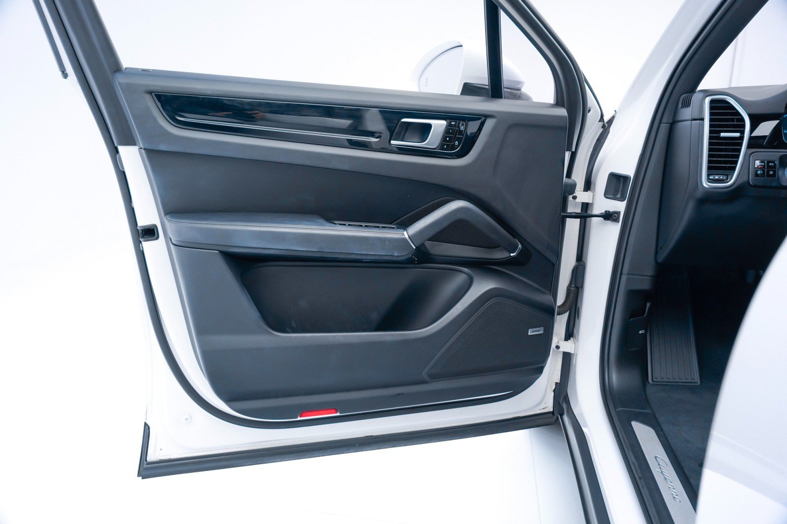Certified 2020 Porsche Cayenne AWD/4WD image 17