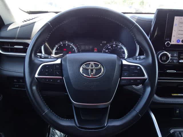Used 2023 Toyota Highlander XLE FWD image 24