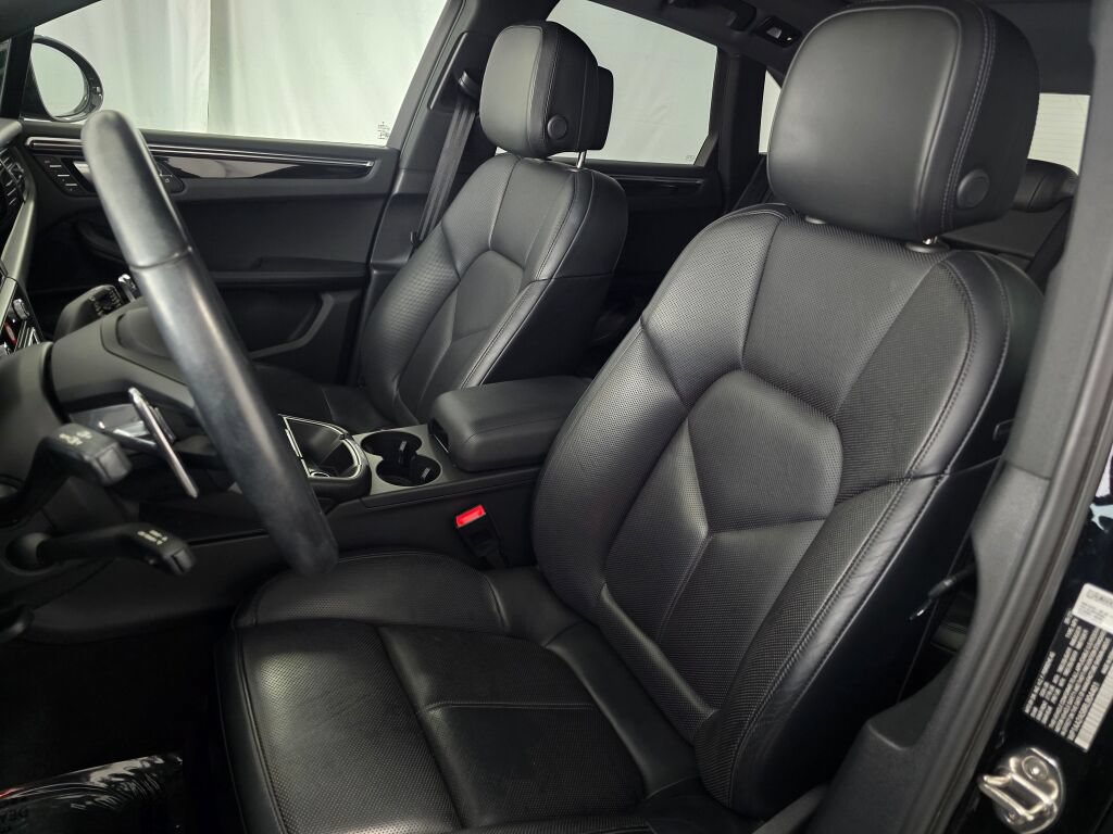 Certified 2024 Porsche Macan AWD/4WD image 5