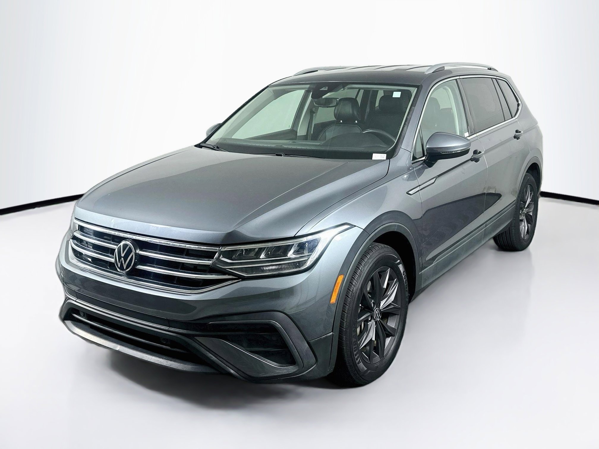 Used 2022 Volkswagen Tiguan SE FWD image 3
