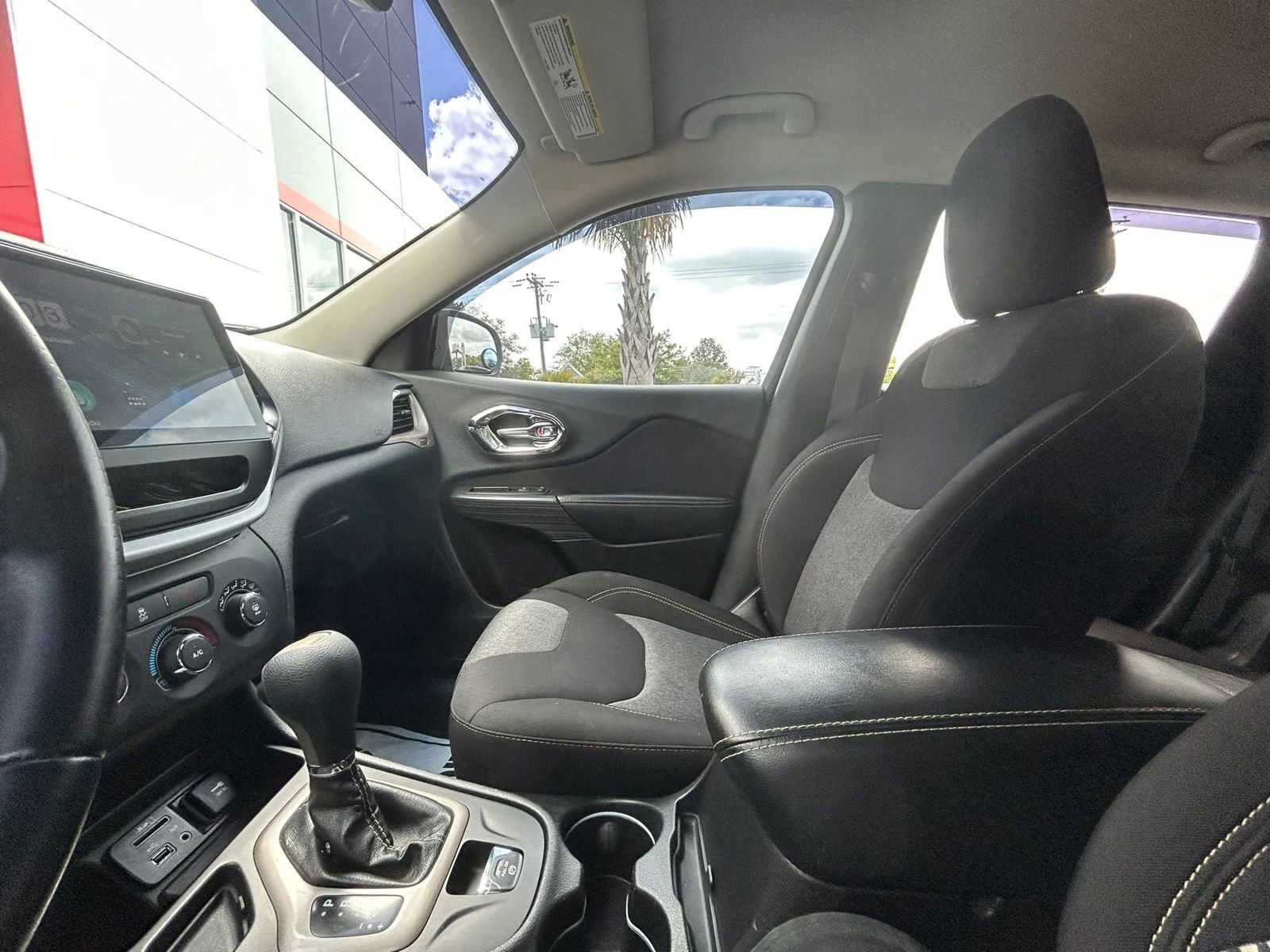 Used 2017 Jeep Cherokee Sport FWD image 15