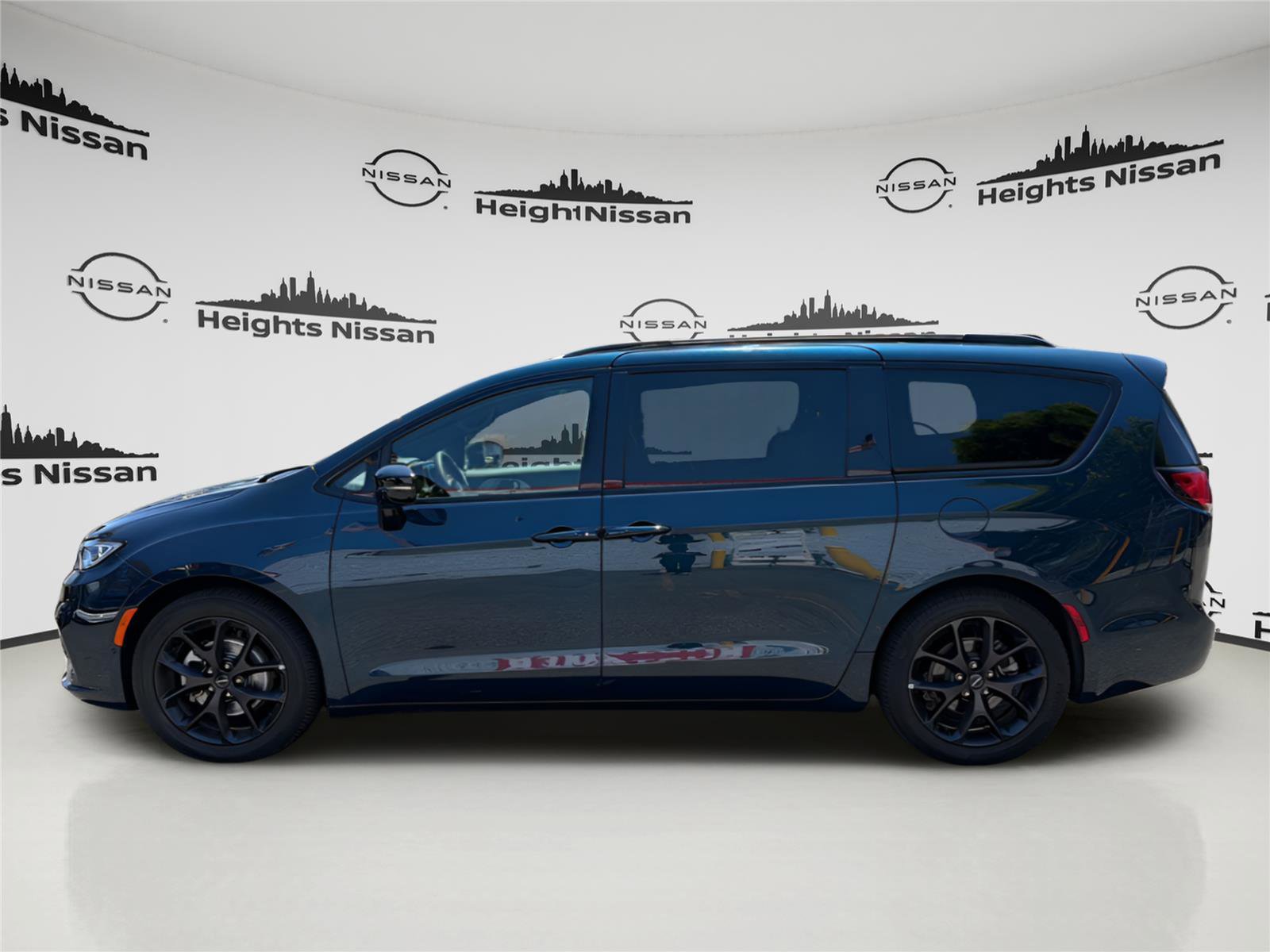 Used 2025 Chrysler Pacifica Limited FWD image 2