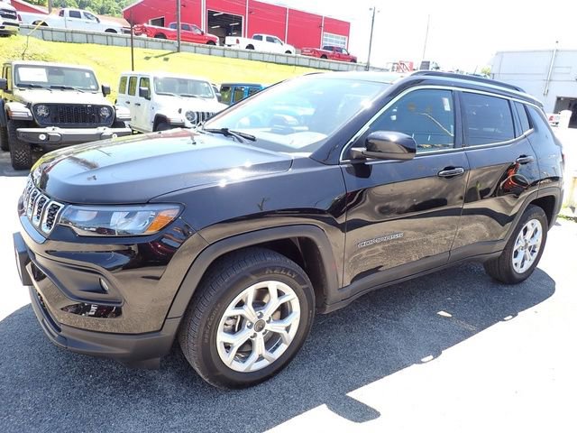 Used 2025 Jeep Compass Latitude AWD/4WD image 2