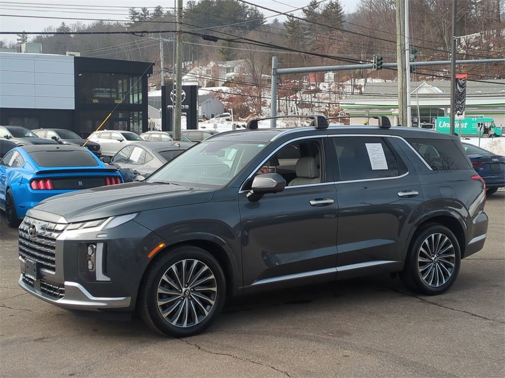 Used 2023 Hyundai Palisade Calligraphy image 2