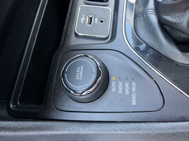 Certified 2019 Jeep Cherokee Limited AWD/4WD image 34