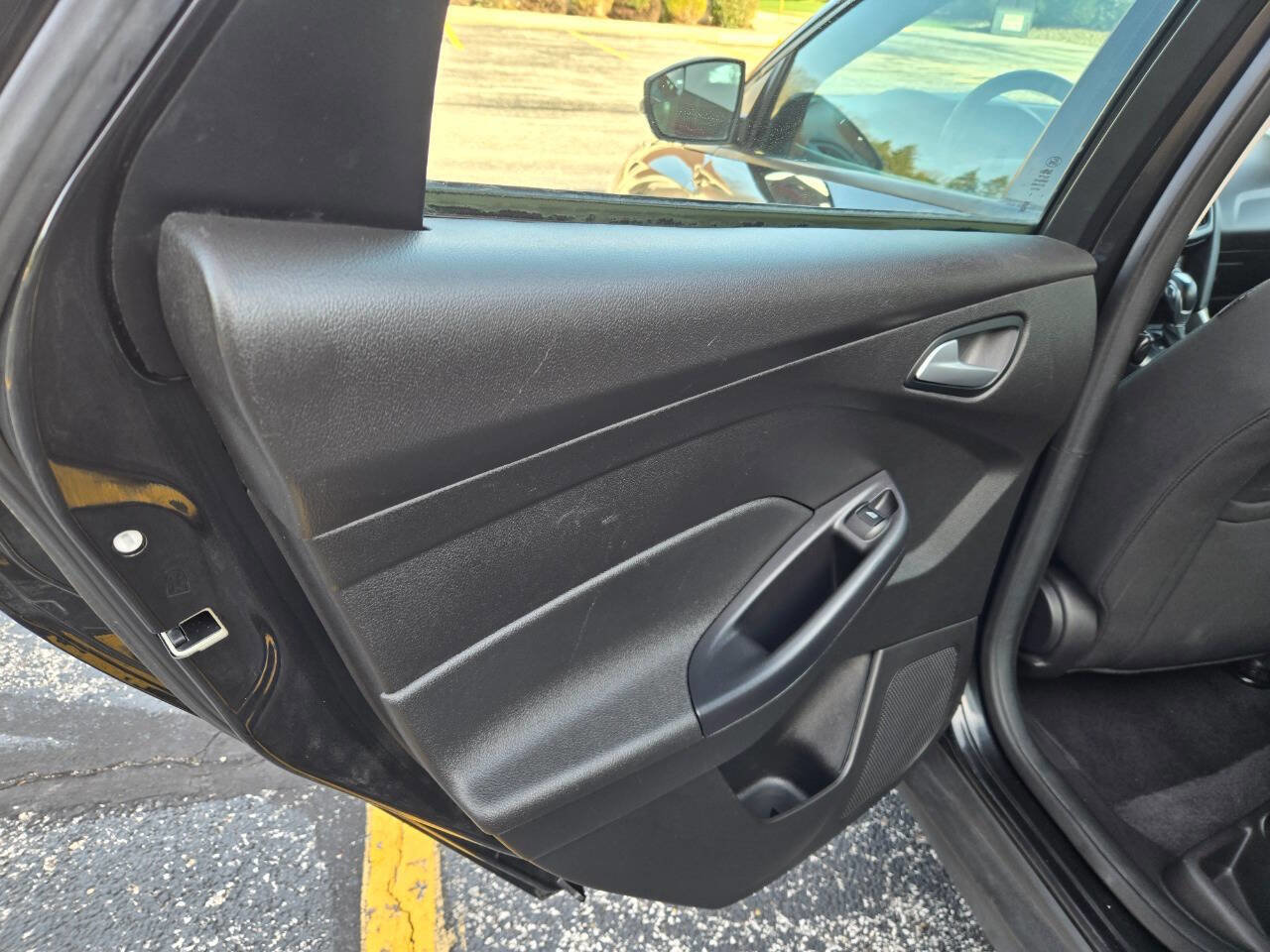 Used 2015 Ford Focus SE image 32
