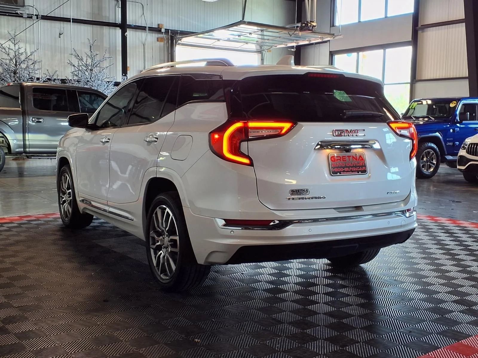 Used 2023 GMC Terrain Denali w/ Denali Premium Package AWD/4WD image 4