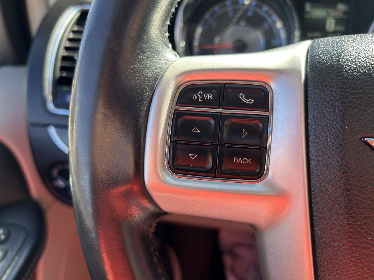 Used 2016 Chrysler Town & Country Touring FWD image 17