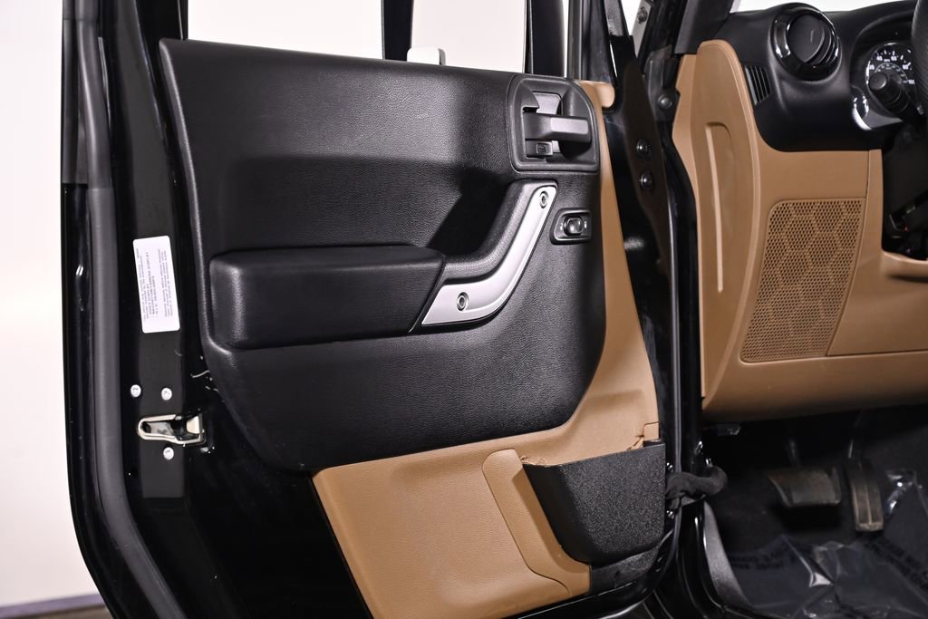 Used 2015 Jeep Wrangler Unlimited Sahara w/ Dual Top Group AWD/4WD image 31