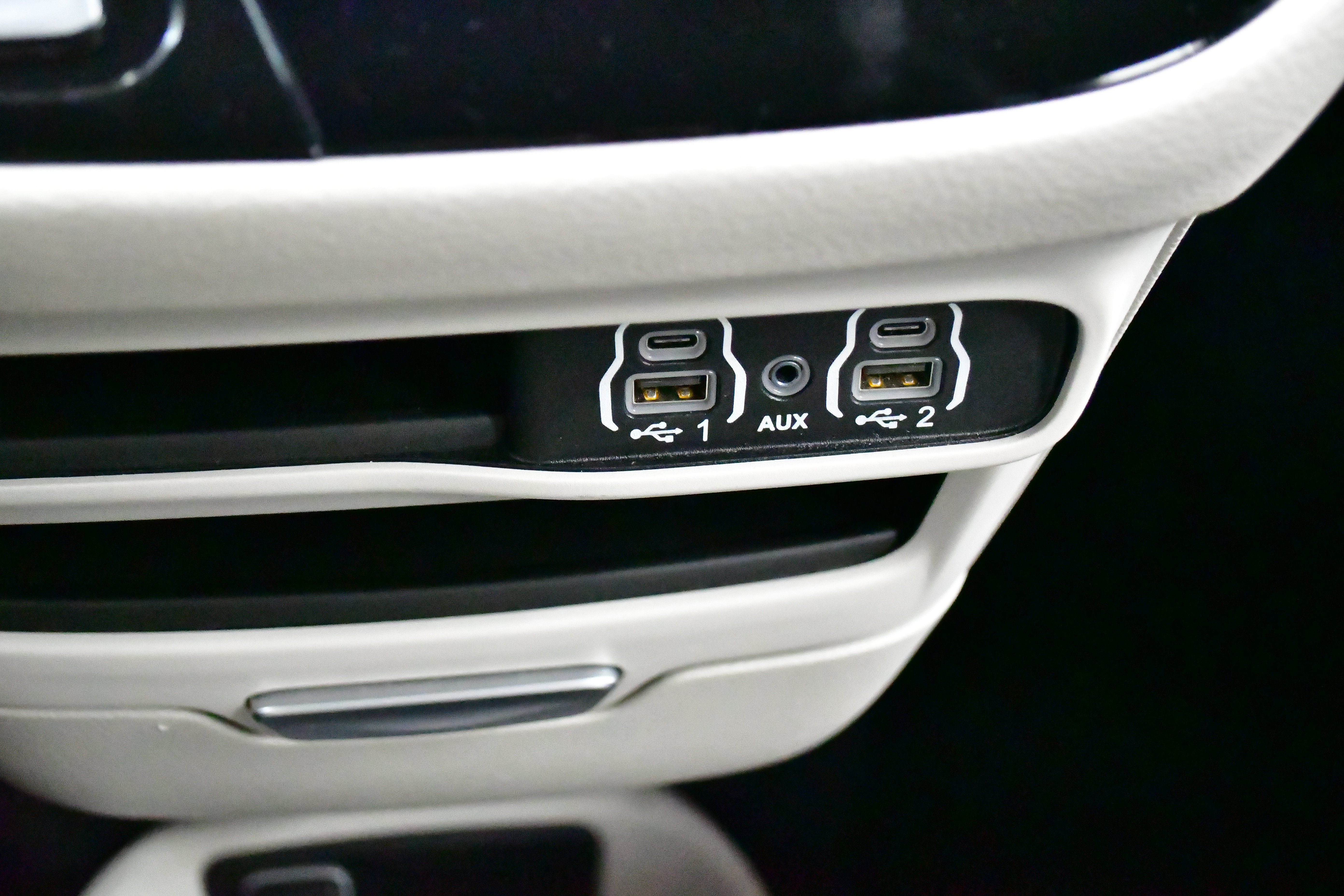 Used 2024 Chrysler Pacifica Limited FWD image 29