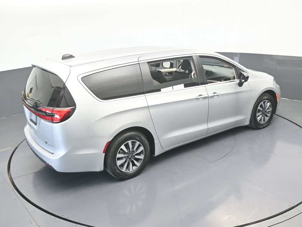 Used 2024 Chrysler Pacifica Select image 56