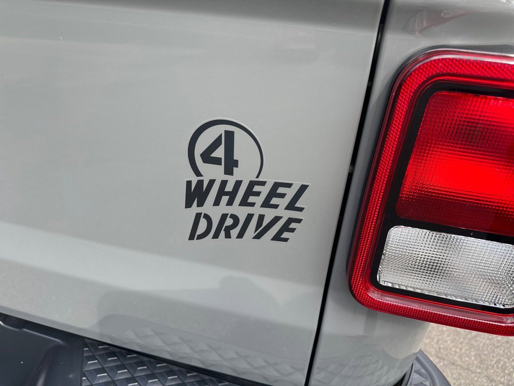 Used 2022 Jeep Gladiator Willys image 11