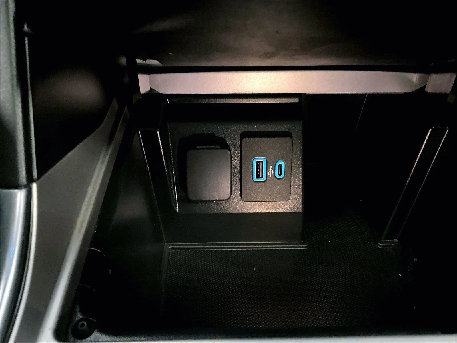 Certified 2020 Ford Explorer XLT w/ Equipment Group 202A image 32