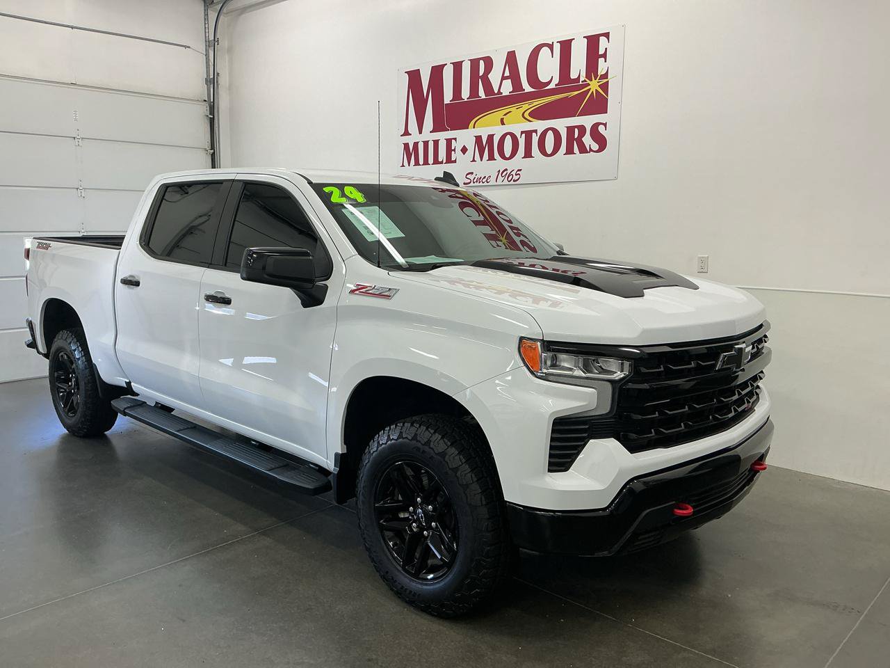 Used 2024 Chevrolet Silverado 1500 LT Trail Boss w/ Protection Package AWD/4WD image 1
