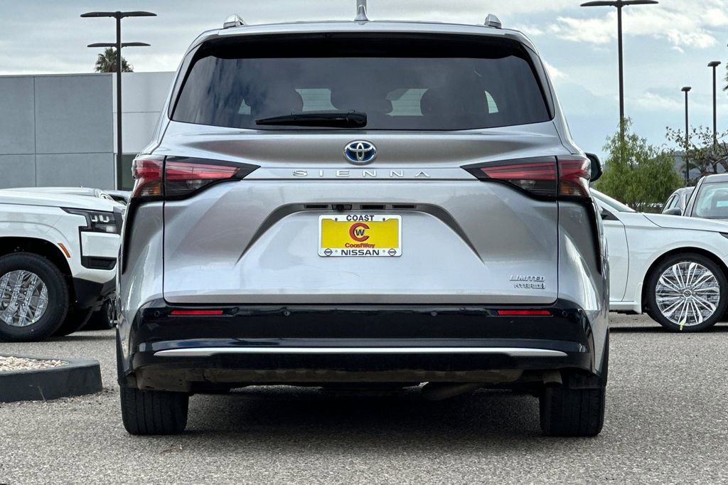 Used 2023 Toyota Sienna Limited image 5