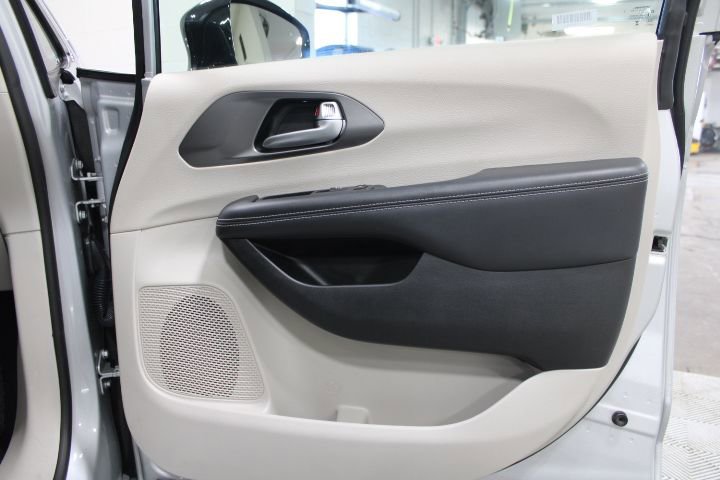 Used 2024 Chrysler Pacifica Touring-L image 25