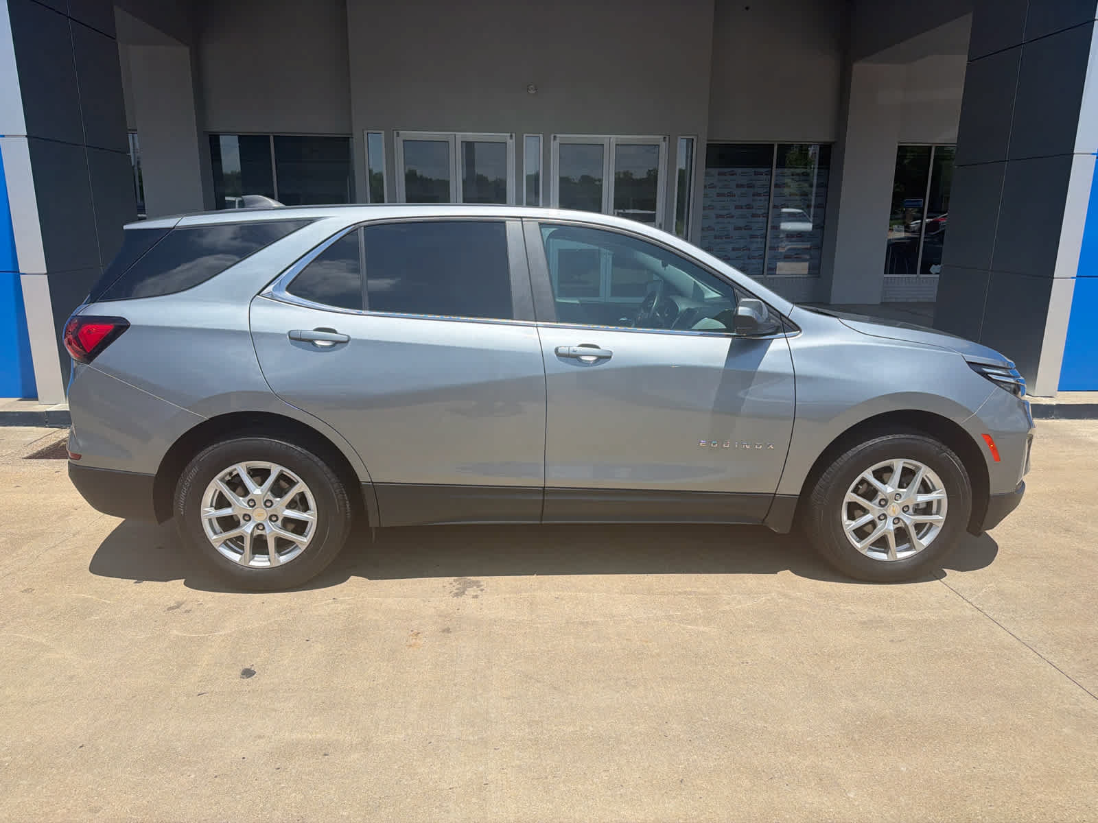 Used 2023 Chevrolet Equinox LT w/ Driver Convenience Package AWD/4WD image 8