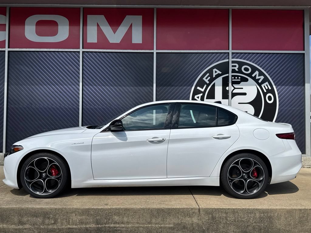 Used 2023 Alfa Romeo Giulia Veloce AWD/4WD image 15