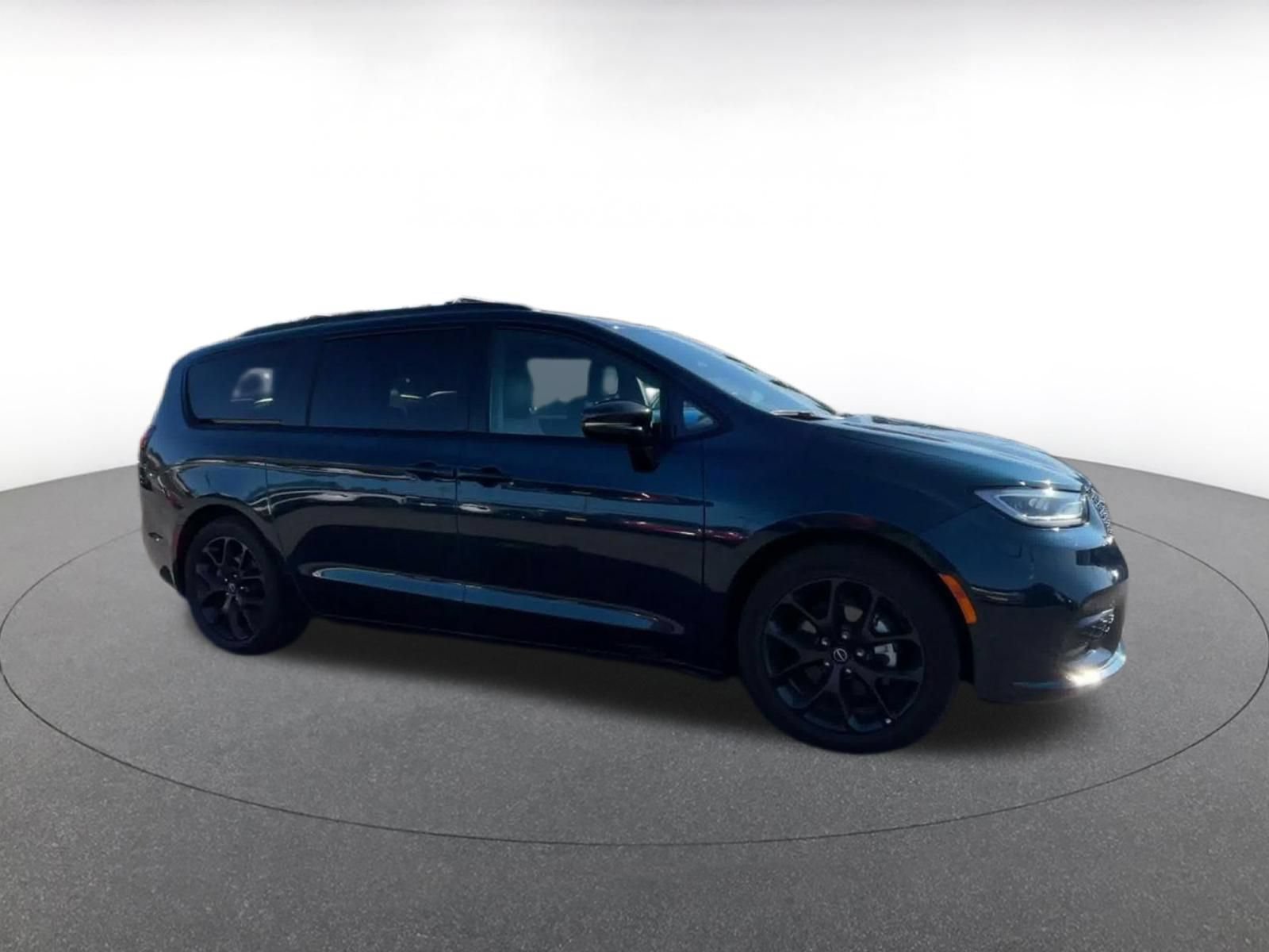 Used 2025 Chrysler Pacifica Limited FWD image 2