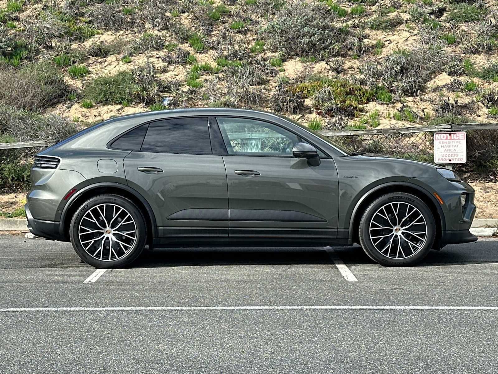Certified 2025 Porsche Macan Electric RWD image 9