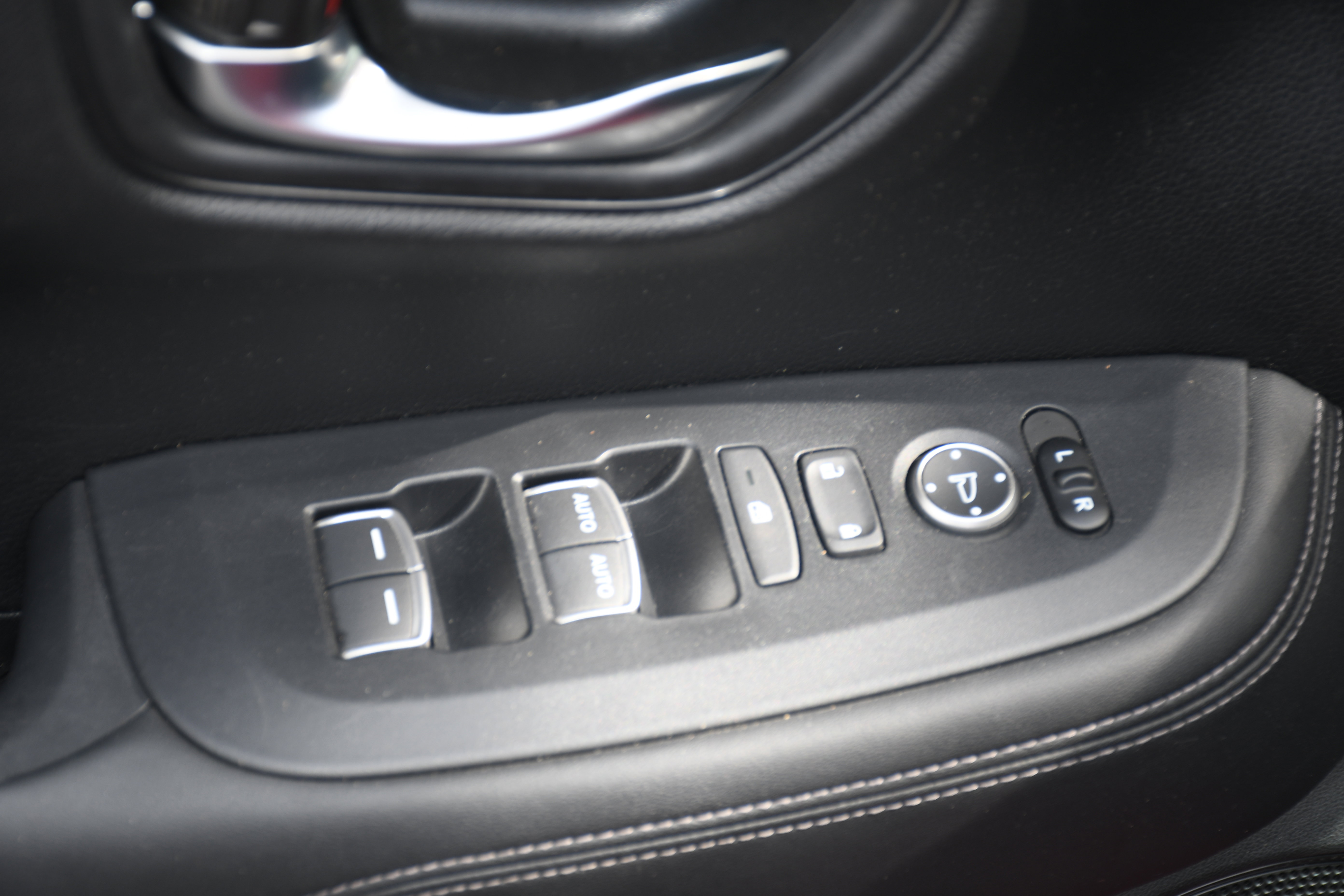 Used 2024 Honda HR-V EX-L image 11