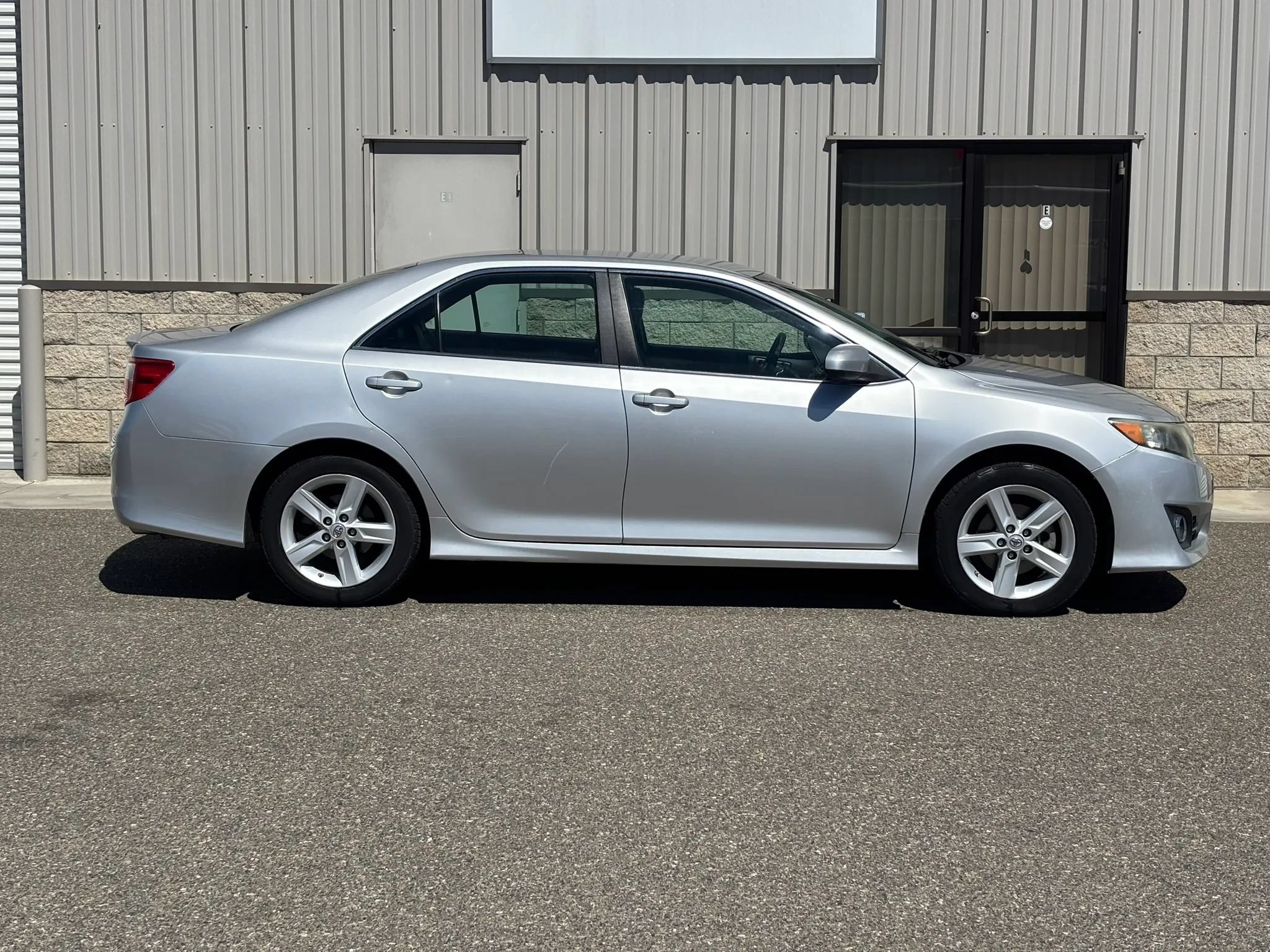 Used 2014 Toyota Camry SE w/ Fleet Convenience Package FWD image 2