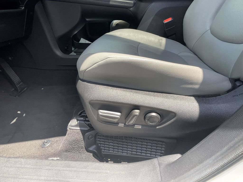 Used 2025 Toyota Sienna XLE FWD image 17