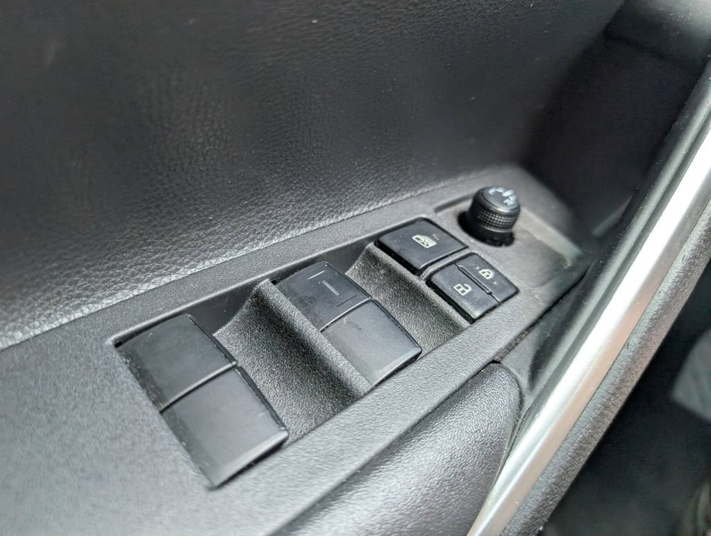 Used 2023 Toyota Corolla Cross LE w/ Moonroof Package image 13