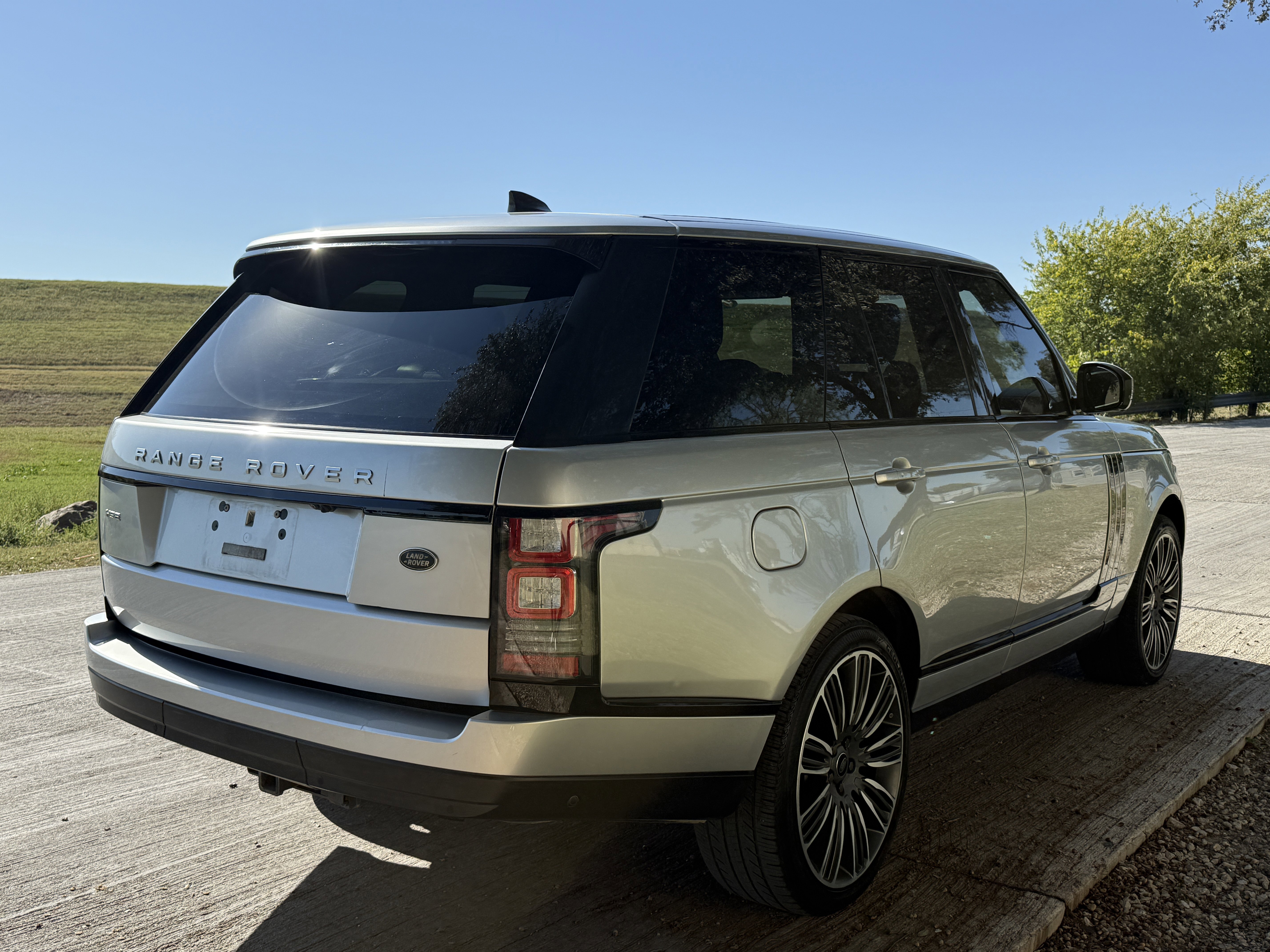 Used 2017 Land Rover Range Rover HSE image 15