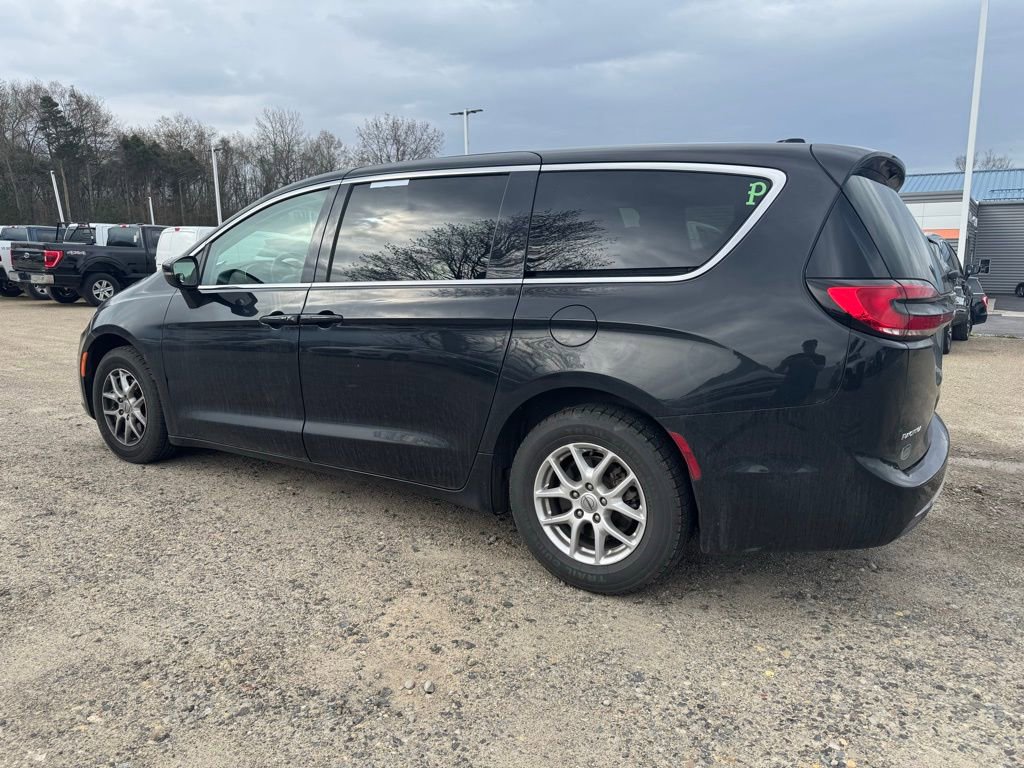 Used 2023 Chrysler Pacifica Touring-L image 3