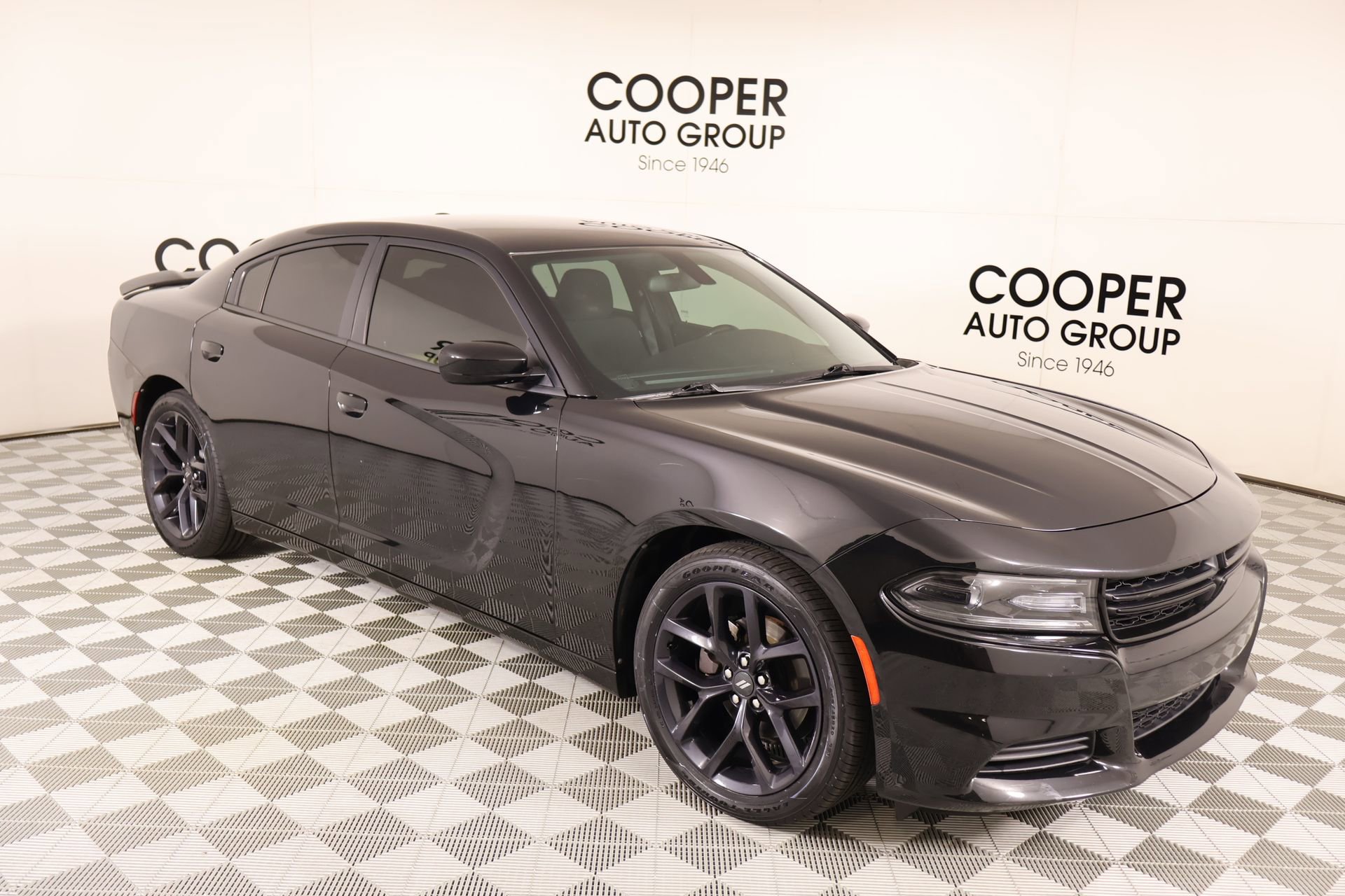 Used 2020 Dodge Charger SXT w/ Blacktop Package RWD image 1