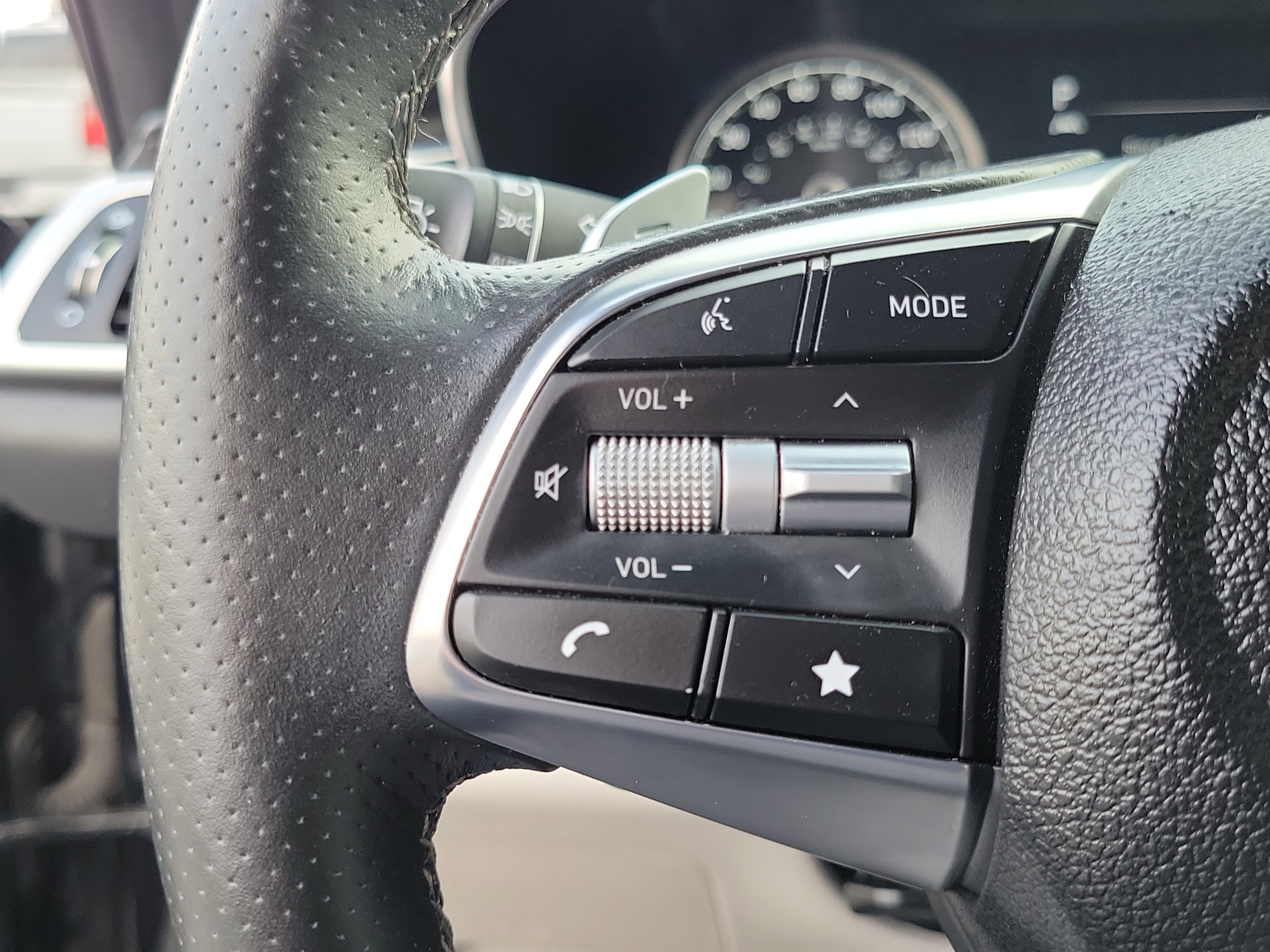 Certified 2023 Genesis G70 2.0T image 9