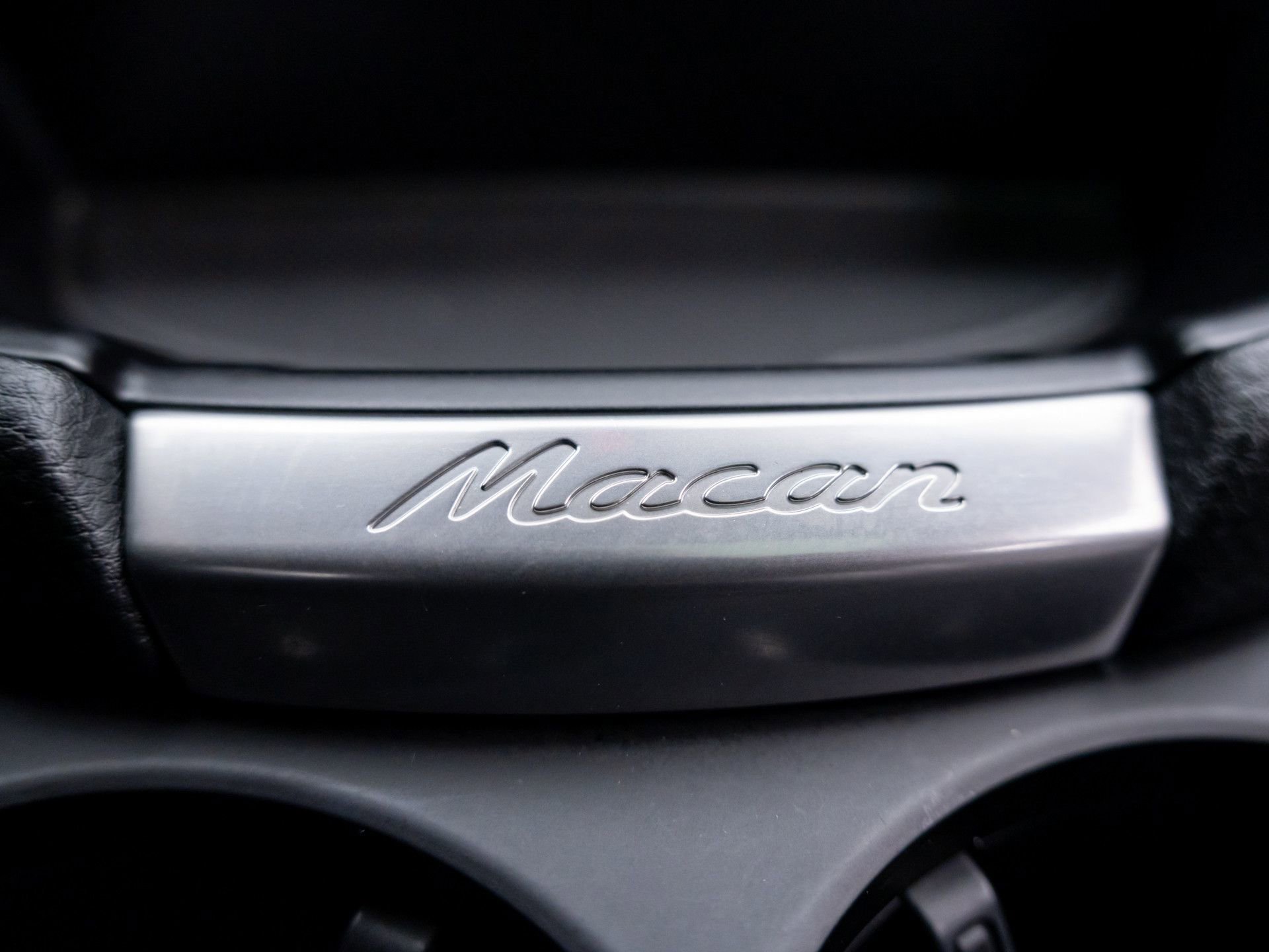 Certified 2025 Porsche Macan AWD/4WD image 28