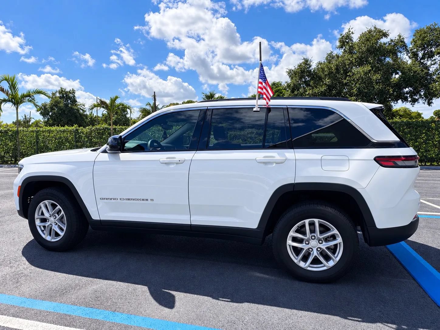 Used 2023 Jeep Grand Cherokee Laredo X RWD image 9