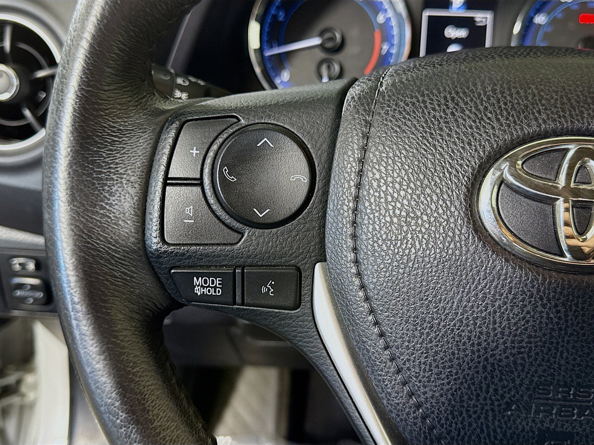 Used 2018 Toyota Corolla SE w/ SE Premium Package FWD image 14