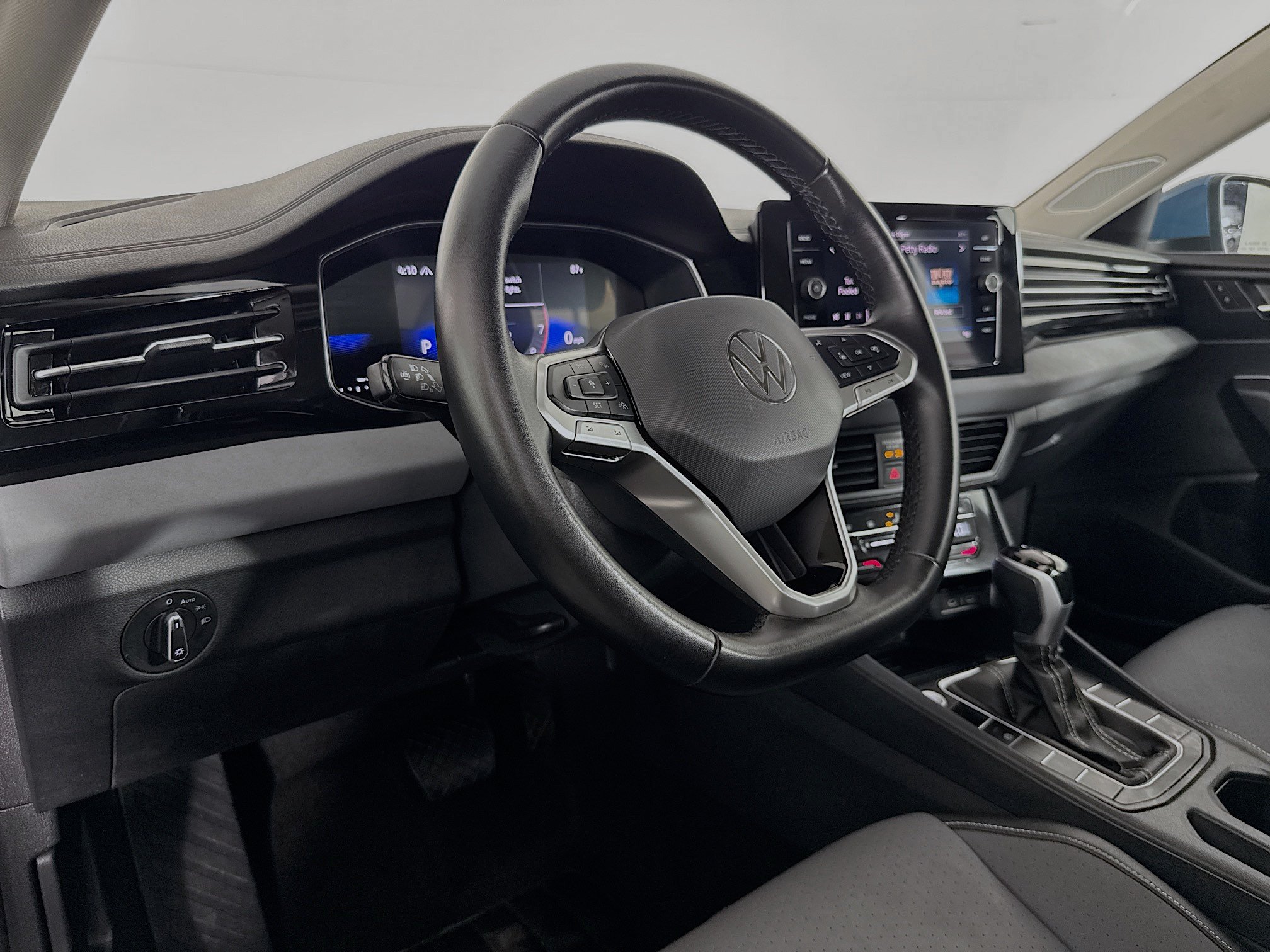 Used 2025 Volkswagen Jetta SE FWD image 22