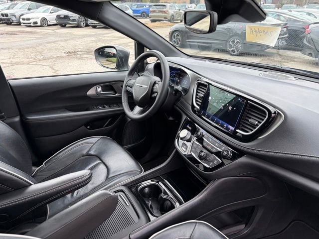 Used 2022 Chrysler Pacifica Limited w/ Uconnect Theater Family Group FWD image 13