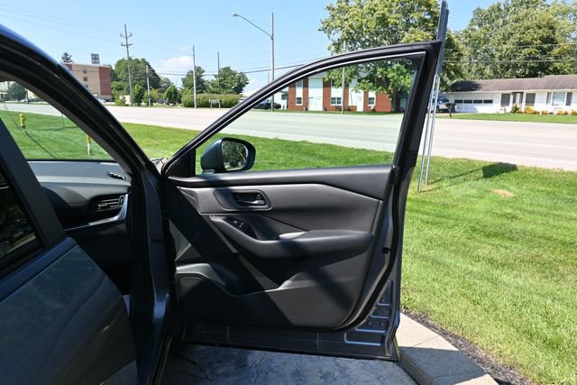 Used 2024 Nissan Rogue S AWD/4WD image 18