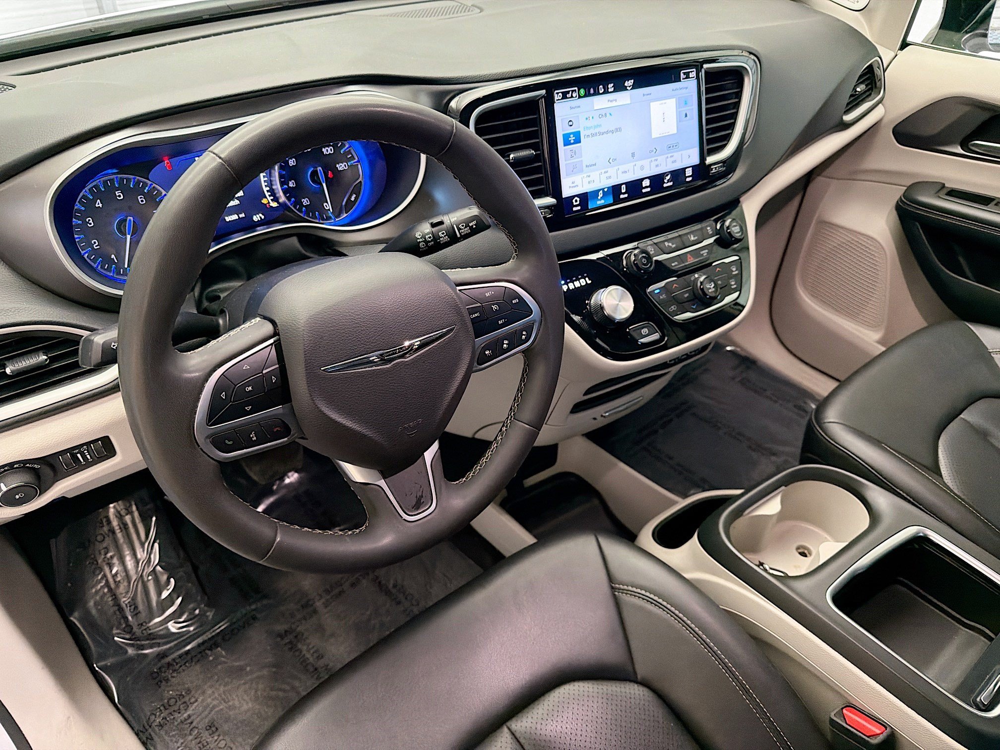 Used 2024 Chrysler Pacifica Touring-L FWD image 7
