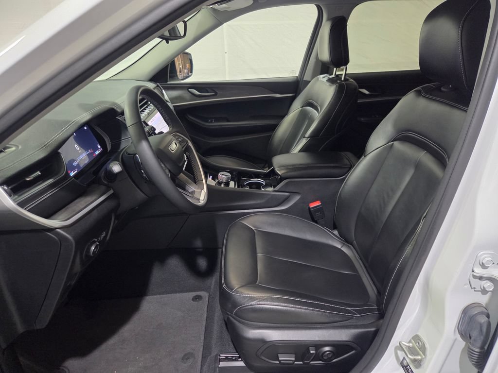 Used 2023 Jeep Grand Cherokee L Limited AWD/4WD image 13