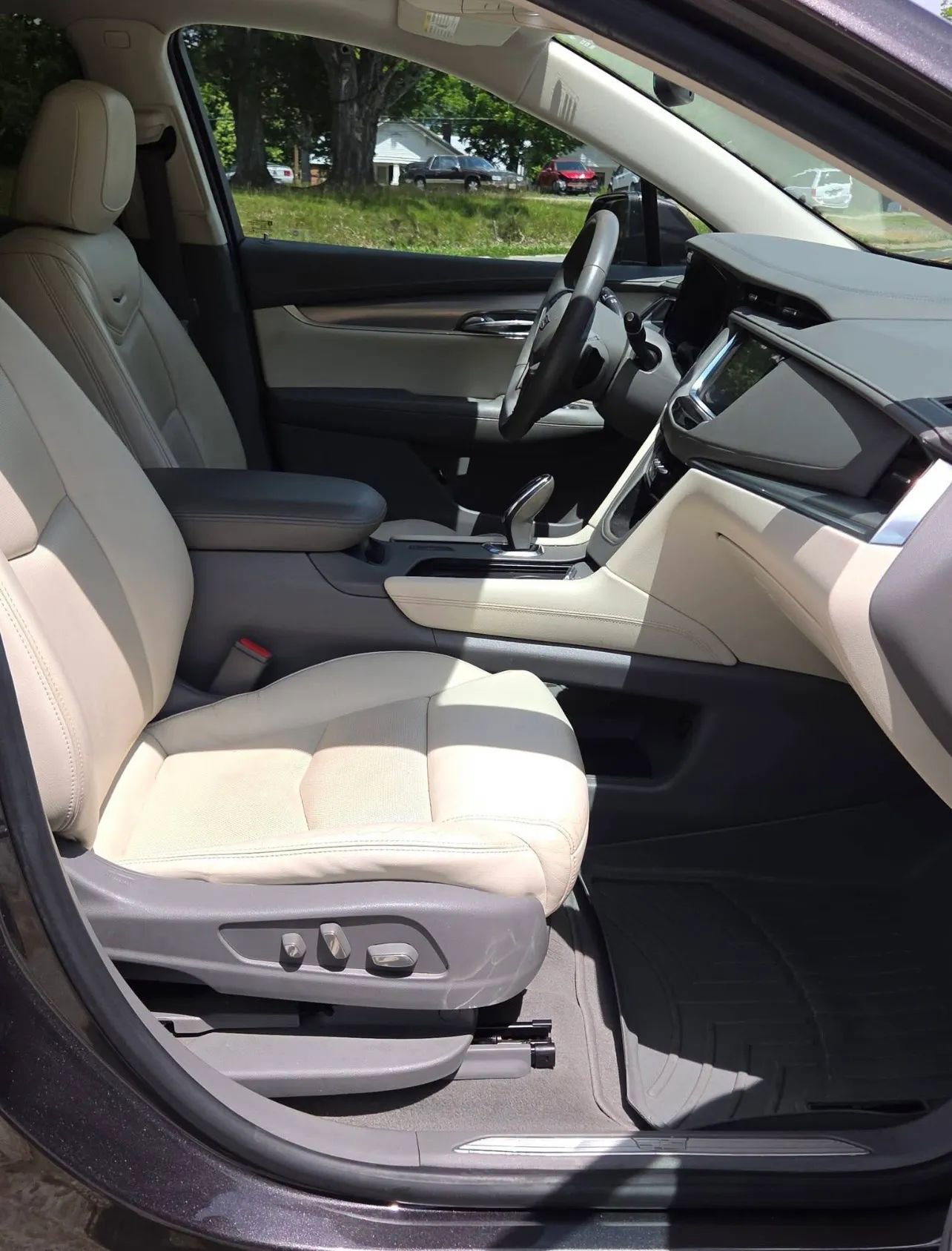 Used 2017 Cadillac XT5 Luxury w/ Driver Awareness Package FWD image 9