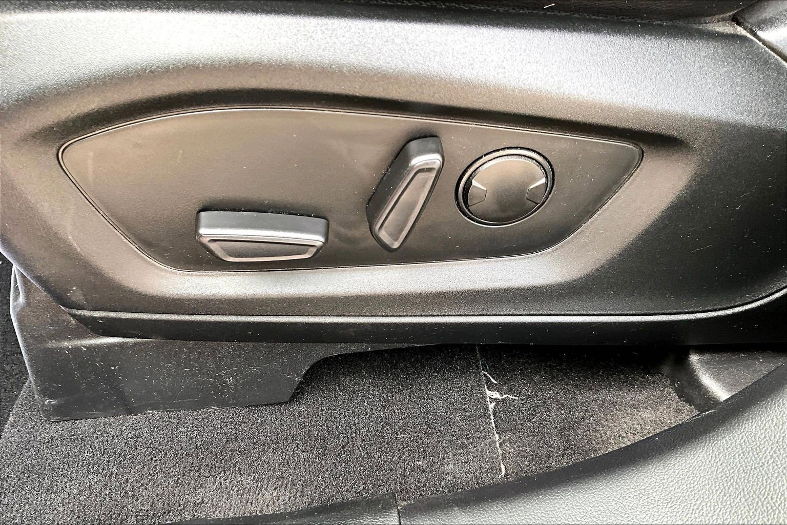 Used 2020 Ford Explorer XLT w/ Equipment Group 202A AWD/4WD image 36