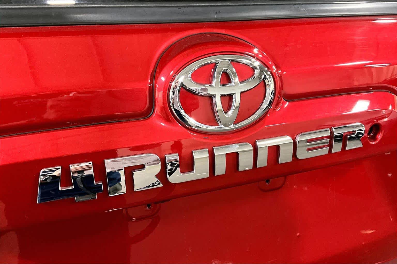 Used 2017 Toyota 4Runner SR5 AWD/4WD image 31