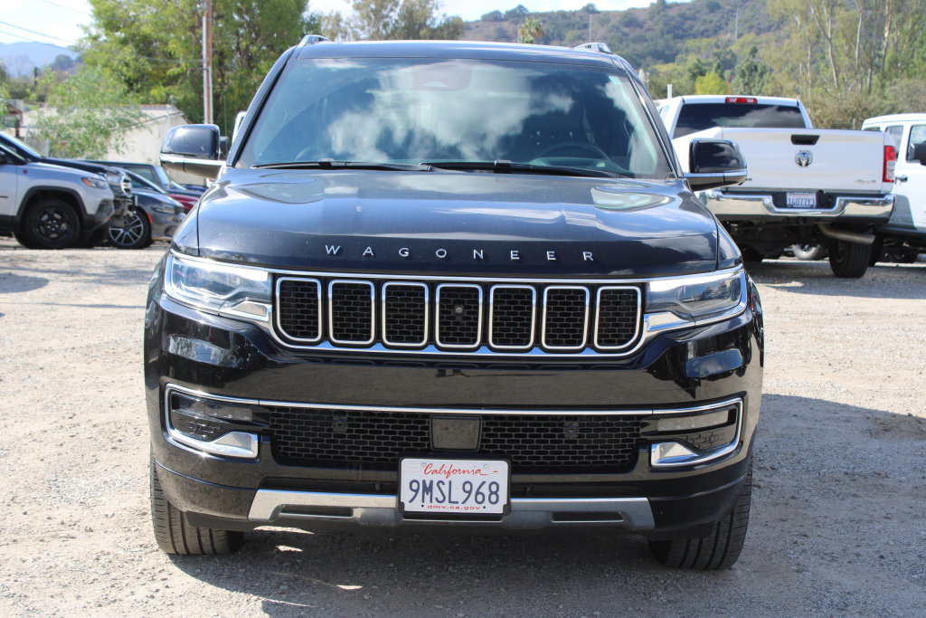 Used 2023 Jeep Wagoneer Series III w/ Premium Group I AWD/4WD image 2