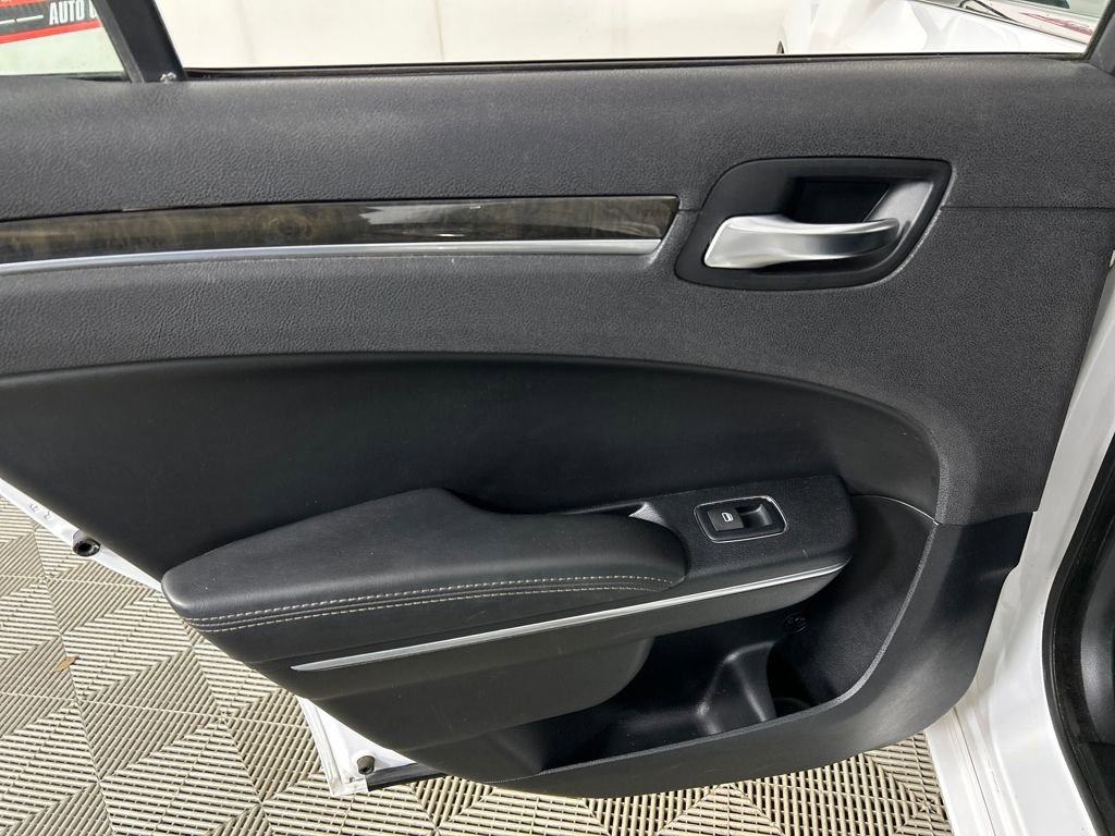 Used 2017 Chrysler 300 C image 18