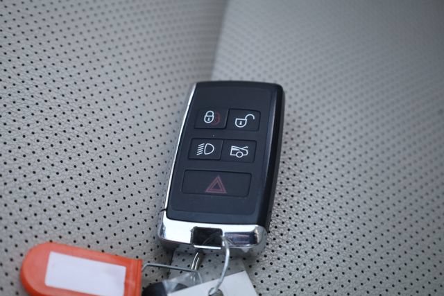 Used 2022 Jaguar XF SE RWD image 30