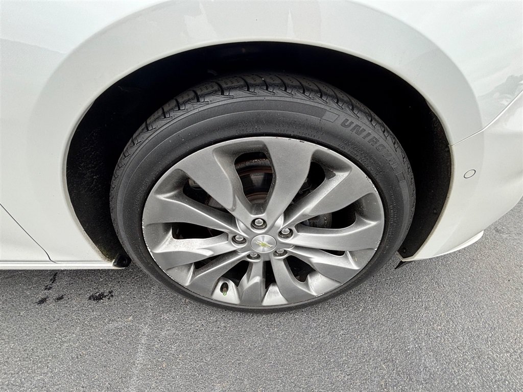 Used 2016 Chevrolet Malibu Premier w/ Driver Confidence Package II FWD image 28