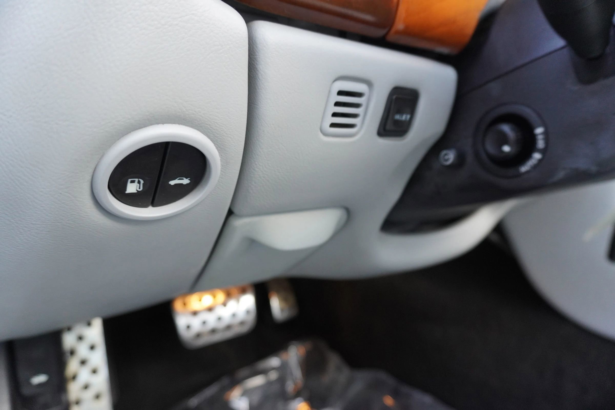 Used 2005 Jaguar XK8 Convertible image 17