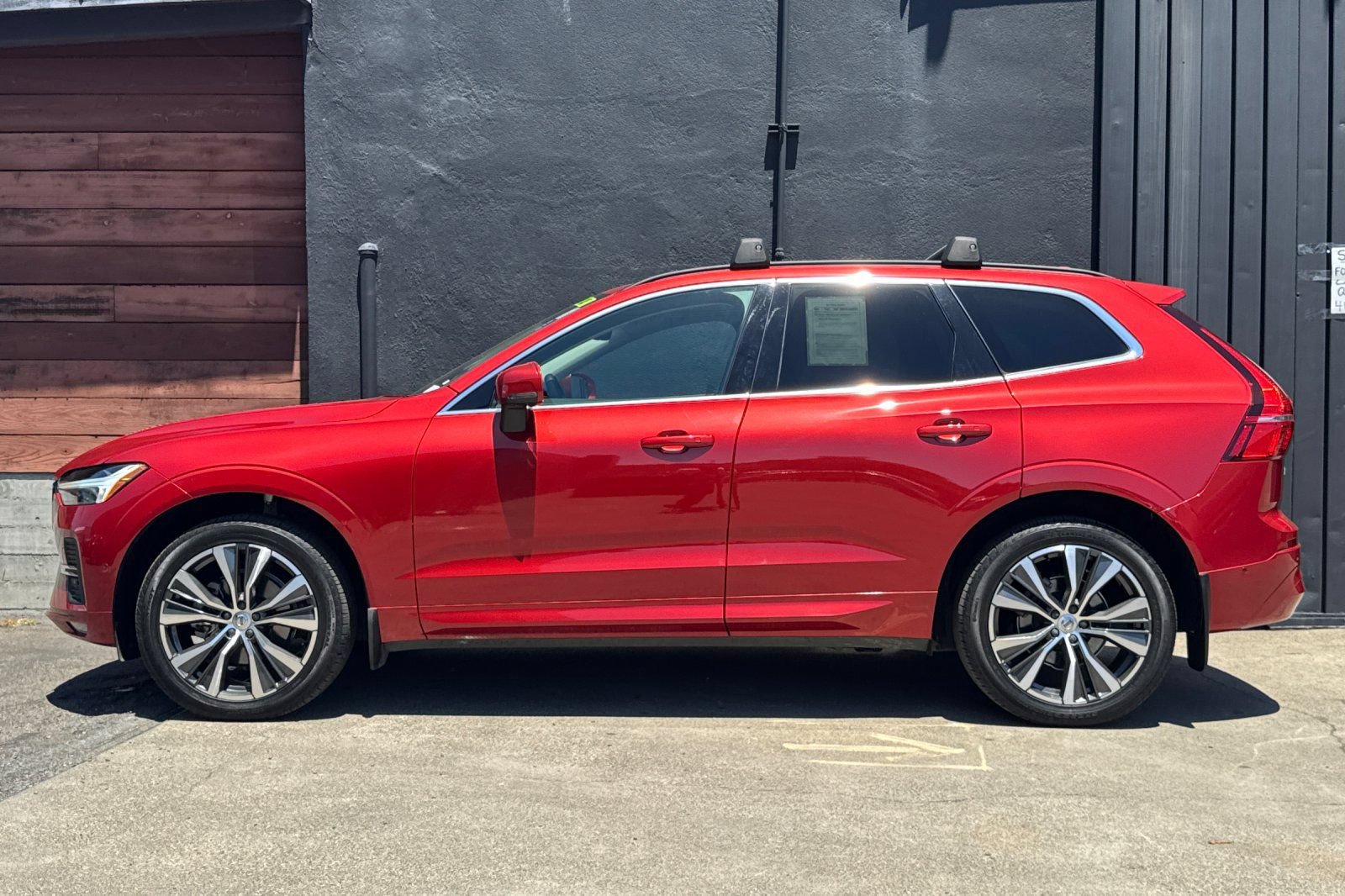 Used 2022 Volvo XC60 B5 Momentum w/ Advanced Package AWD/4WD image 5